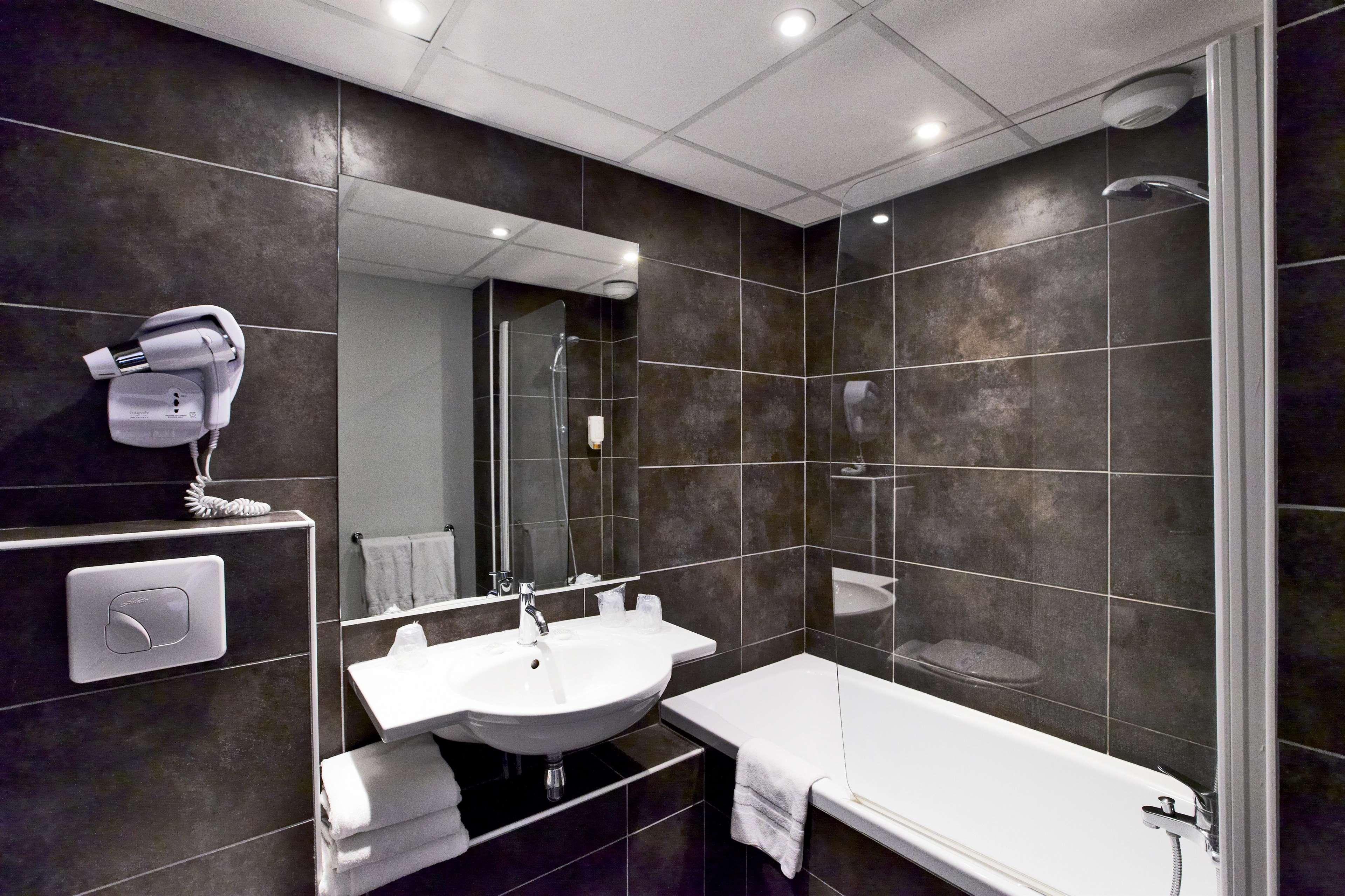Hotel Kyriad La Rochelle Centre Ville Bagian luar foto