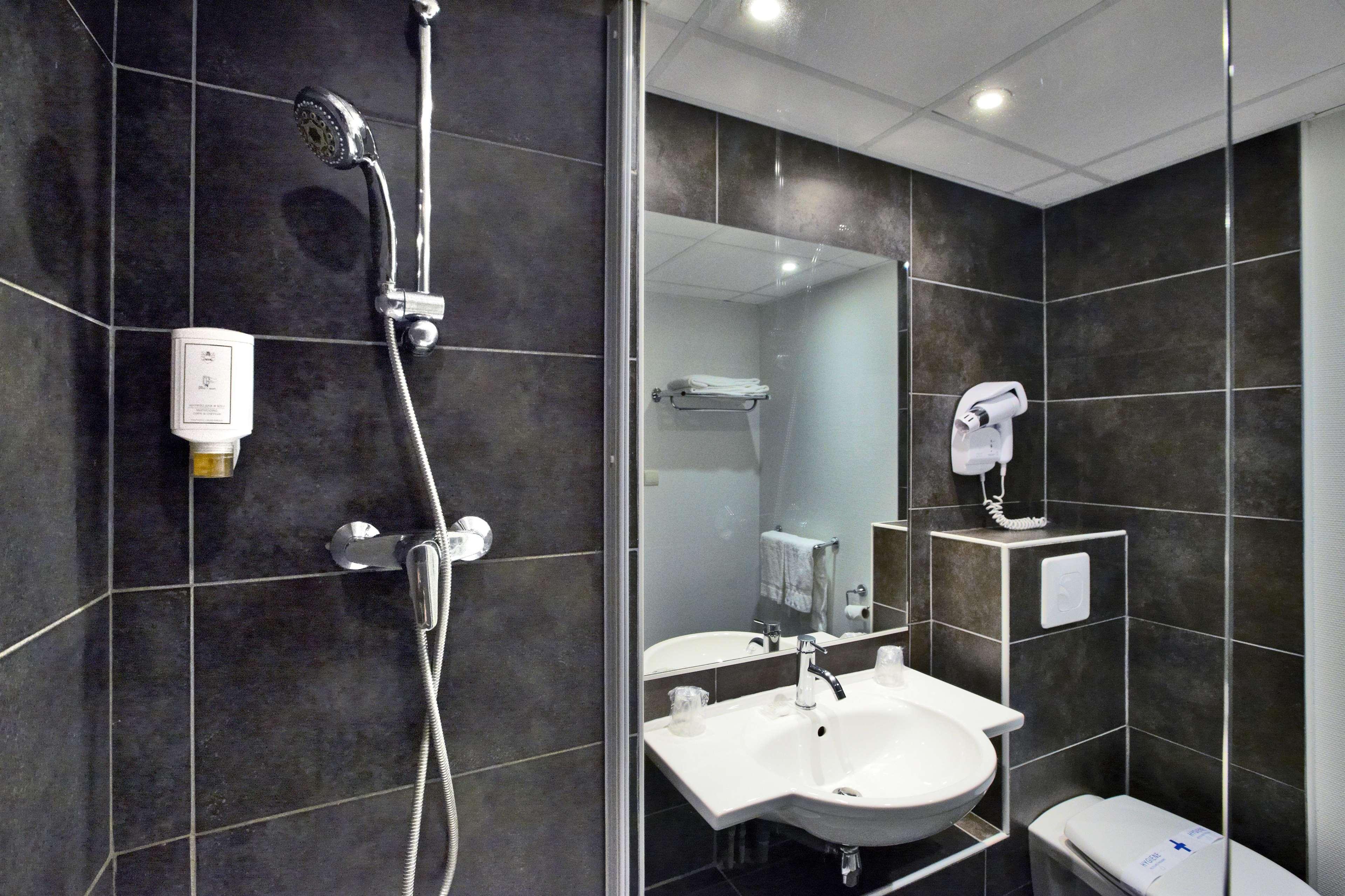 Hotel Kyriad La Rochelle Centre Ville Bagian luar foto