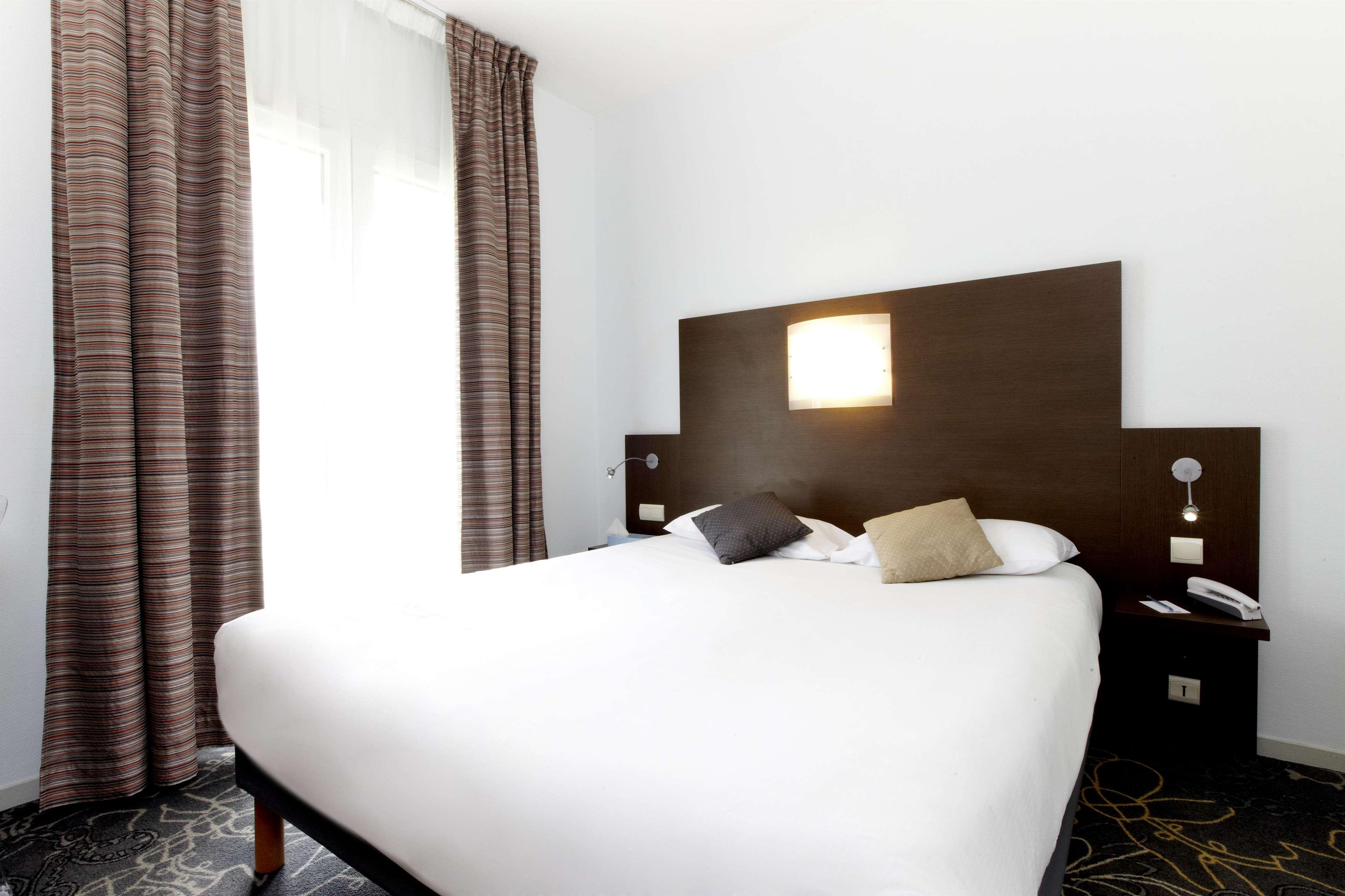 Hotel Kyriad La Rochelle Centre Ville Bagian luar foto